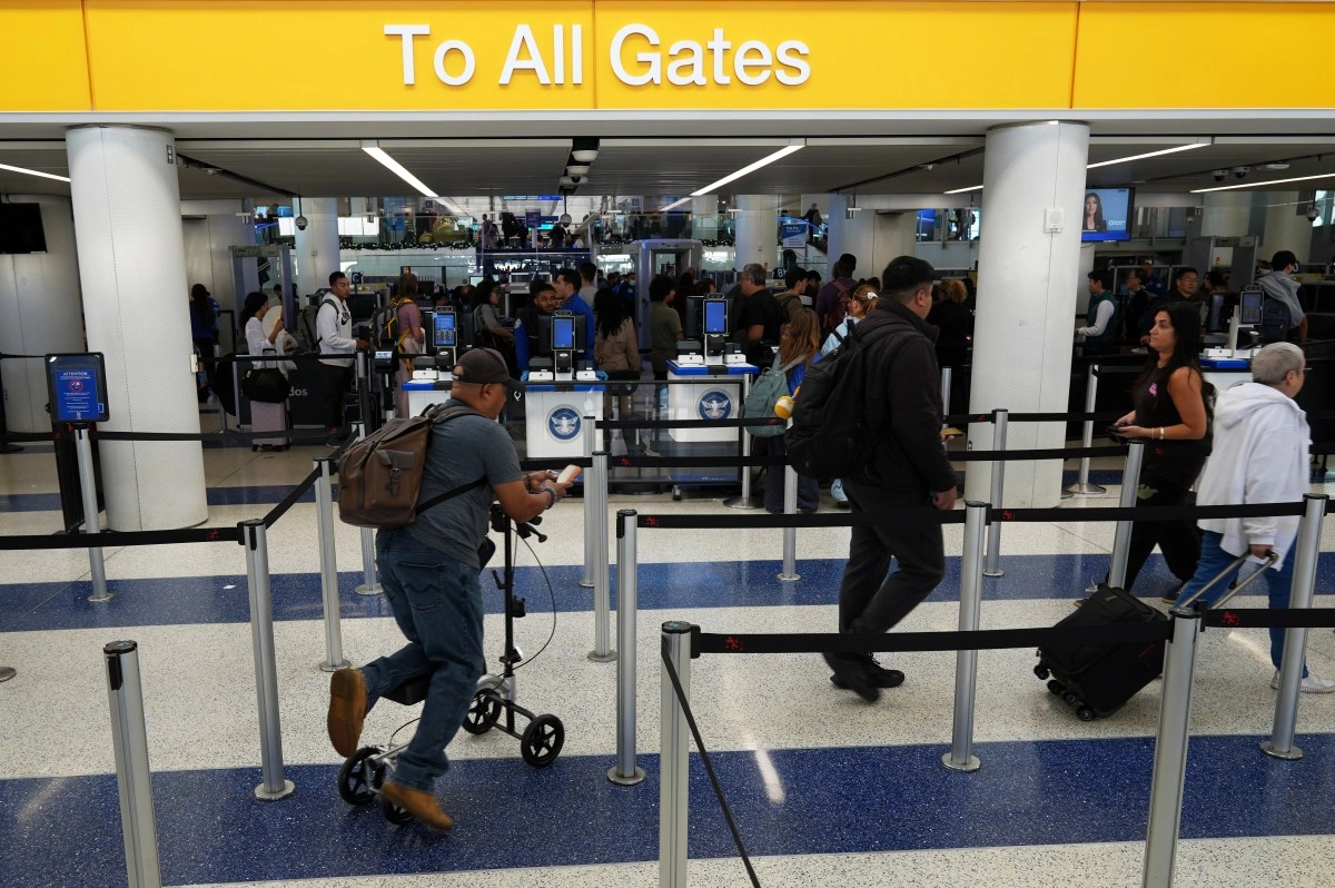 Travelers overwhelm Los Angeles International Airport