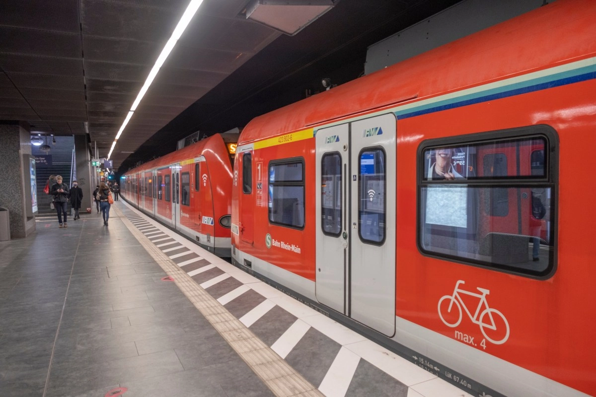 Hispanic waves in Spanish on a train in Germany the reaction is already viral