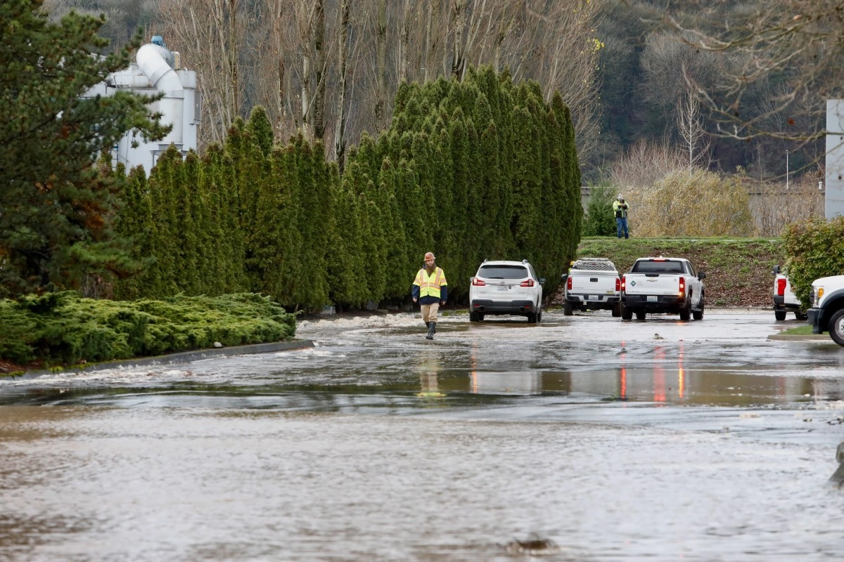 Man dies after being trapped in his car due to flooding near Seattle