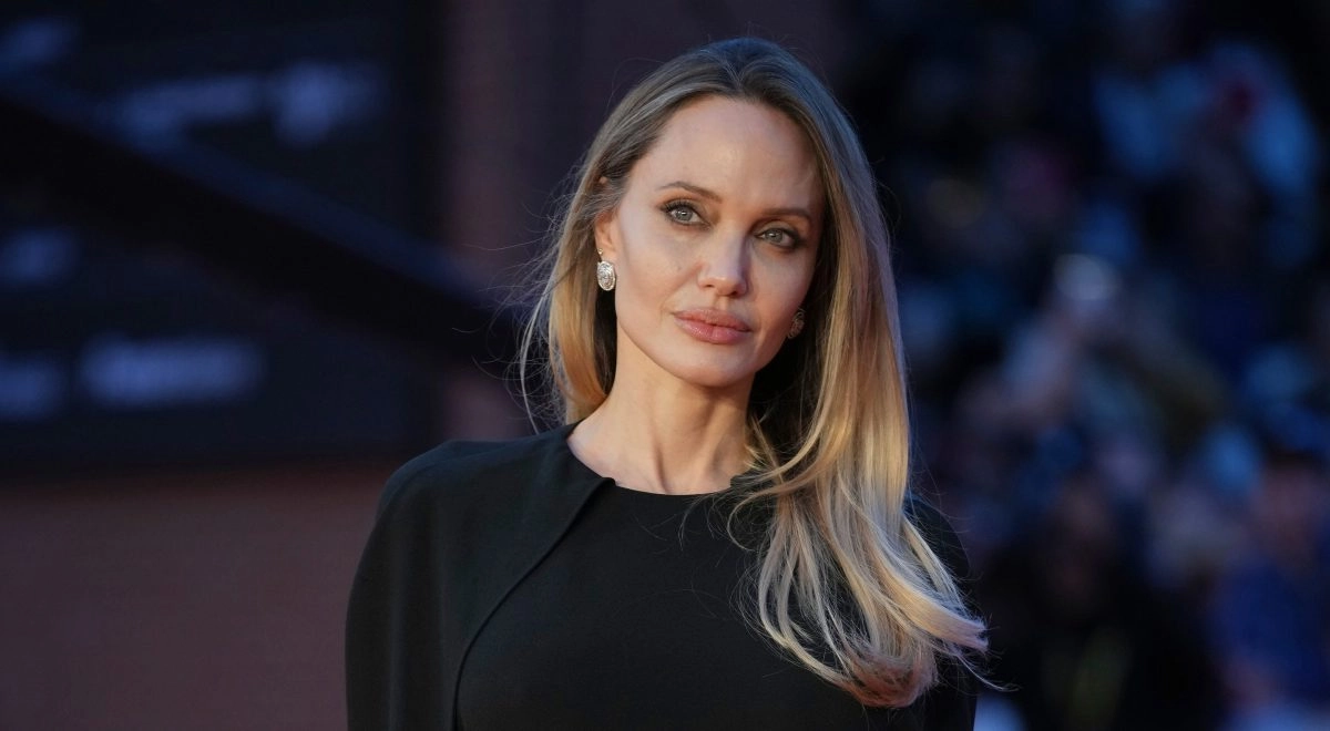 Angelina Jolie shows the scars from her double masectomy for the first time