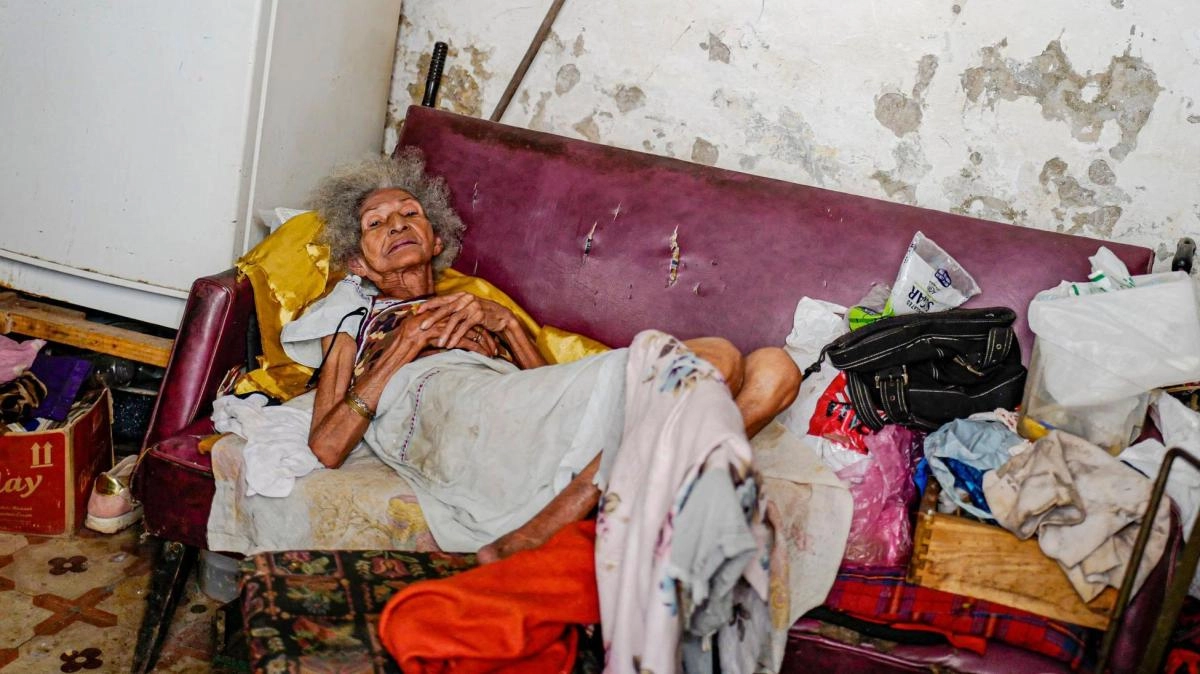 It seems a city of zombies the serious epidemic of viral diseases transmitted by mosquitoes that Cuba is facing