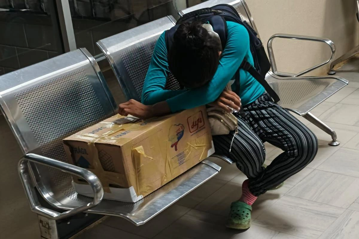 The heartbreaking photo of a mother in Ecuador who was given the body of her baby in a cardboard box