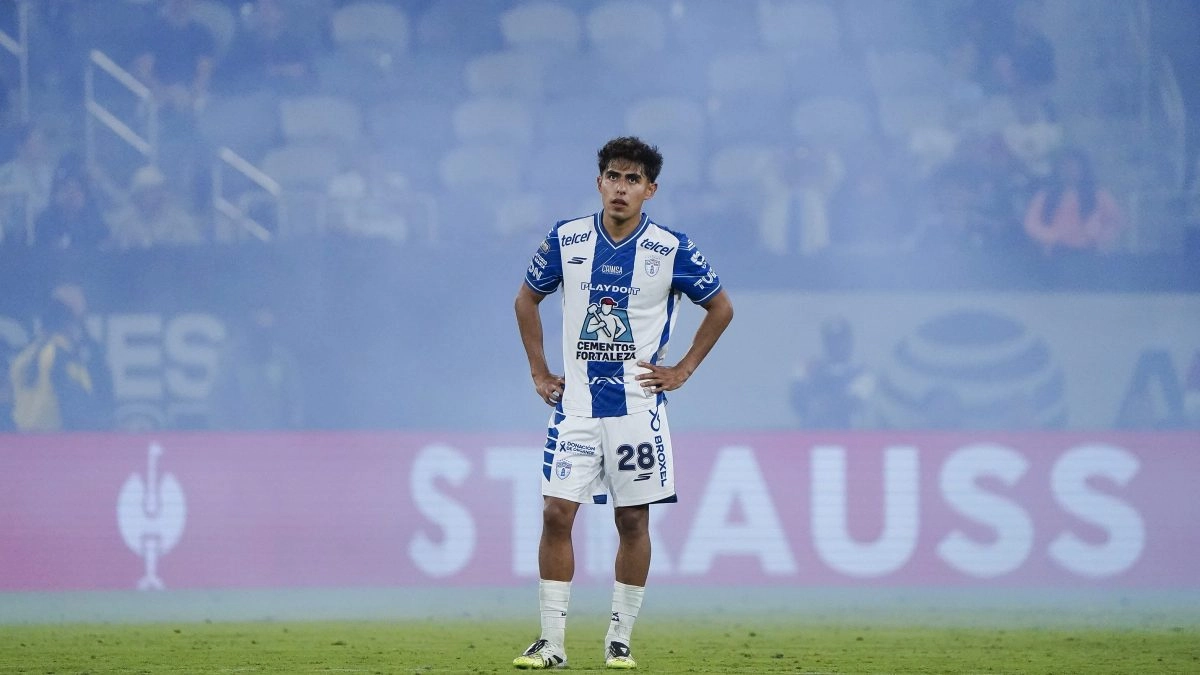 Guillermo Almada gives a wink to a jewel of Mexican football