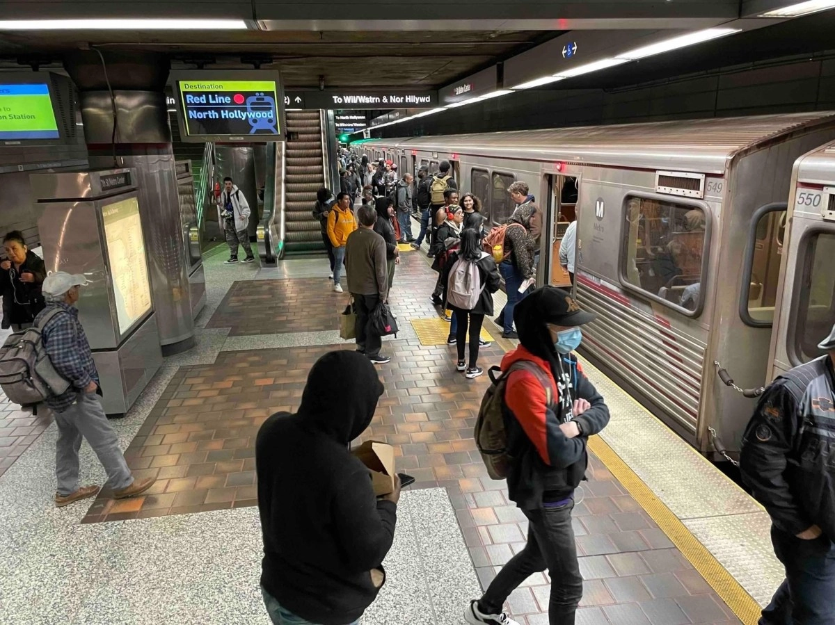 To enjoy the holidays with free trips from Metro Los Angeles