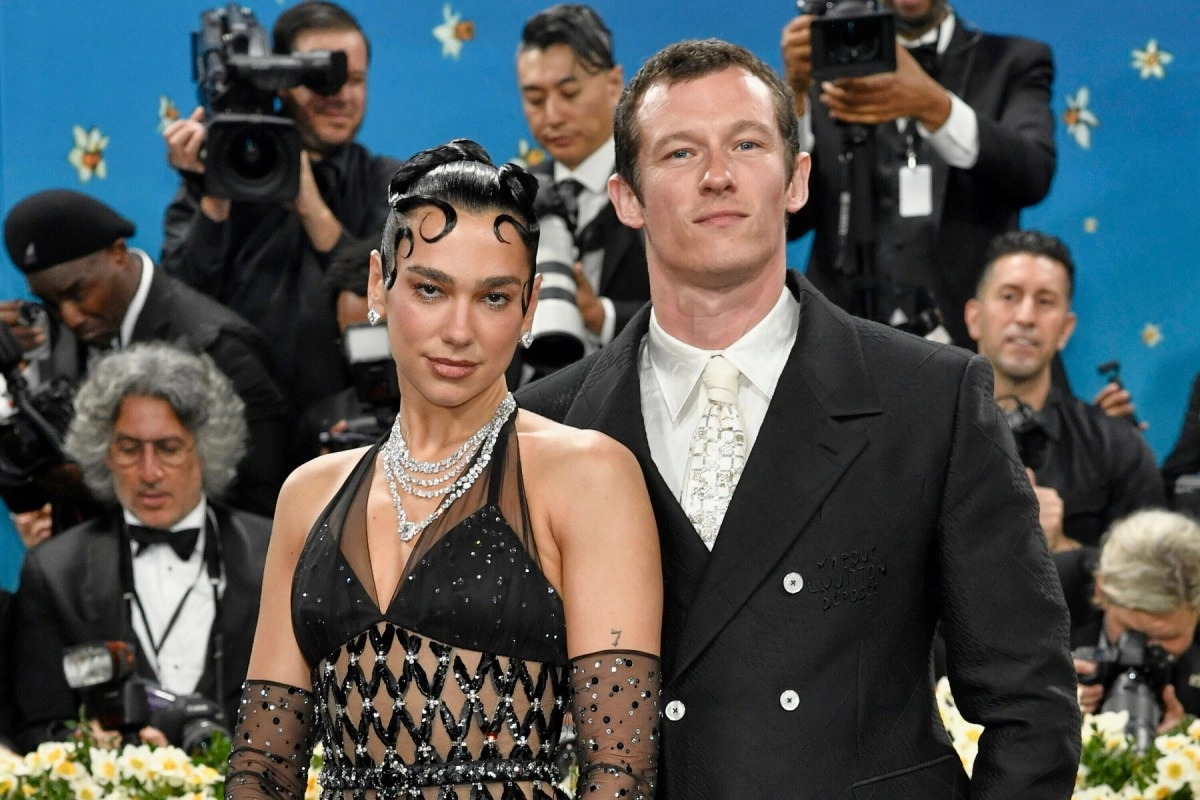 Dua Lipa comparte tiernas fotos navideas con su prometido Callum Turner