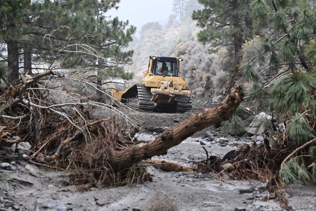 Labores de limpieza avanzan tras paso de tormenta en el sur de California