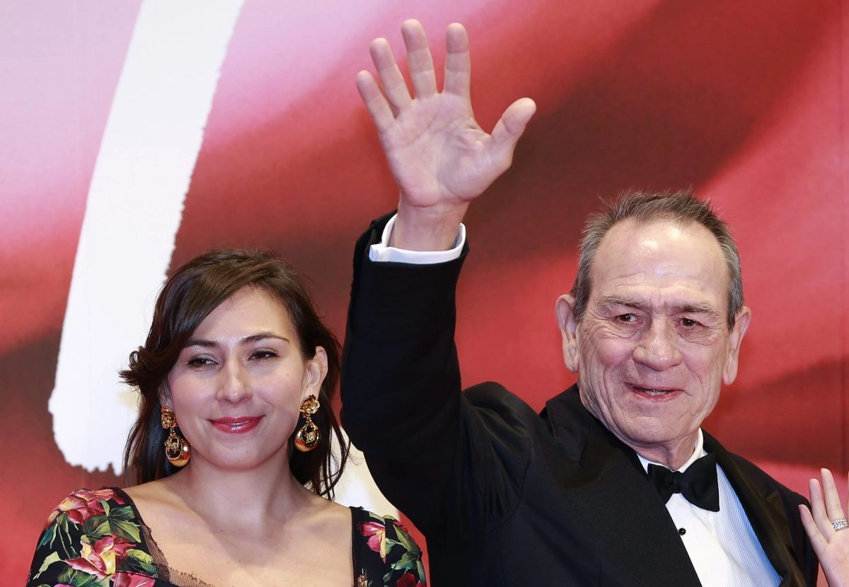 Salen a la luz llamada al 911 y nuevos detalles de la muerte de hija de Tommy Lee Jones
