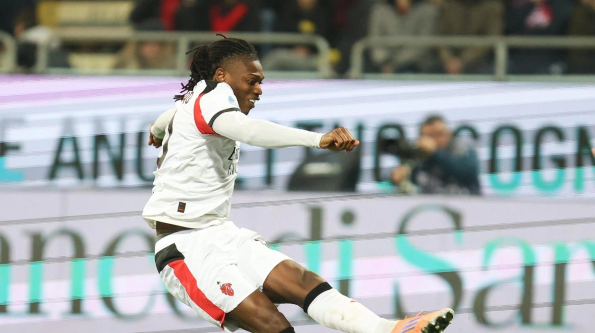 El AC Milan derrot 10 al Cagliari y alborota el liderato de la Serie A