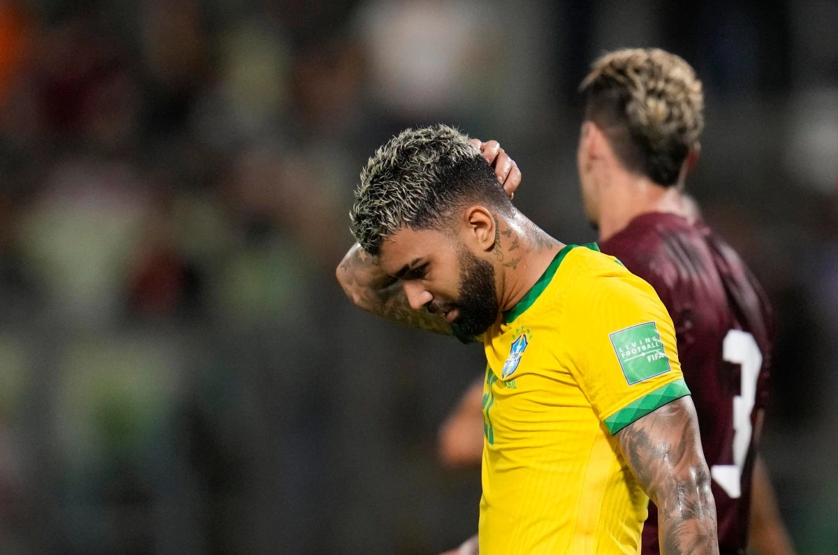 Barra del Santos de Brasil irrumpe rueda de prensa para decirle a Gabigol que est en deuda