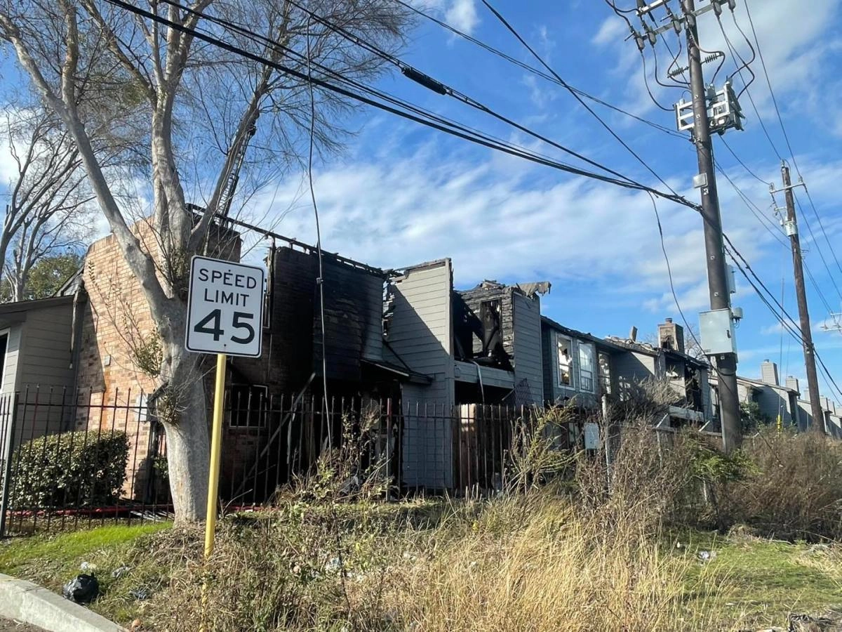 Mujer de Texas provoc incendio en un complejo de apartamentos tras quemar la ropa de su novio