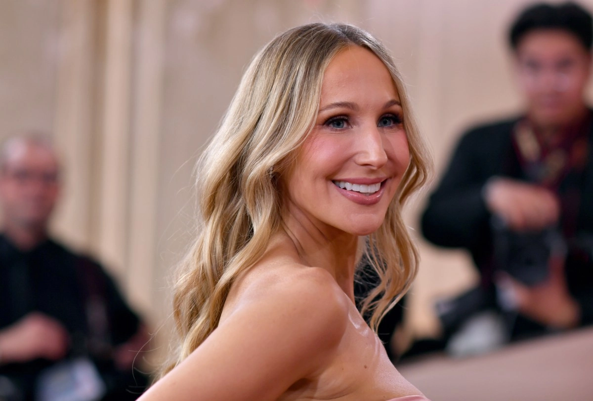 Nikki Glaser se roba la noche con su monlogo cido en los Golden Globes