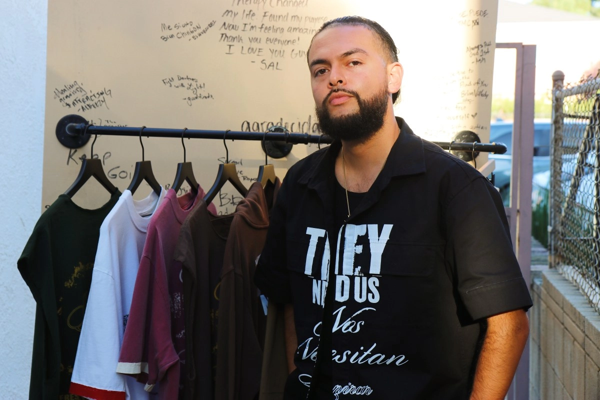 Joven latino promueve la salud mental a travs de la moda