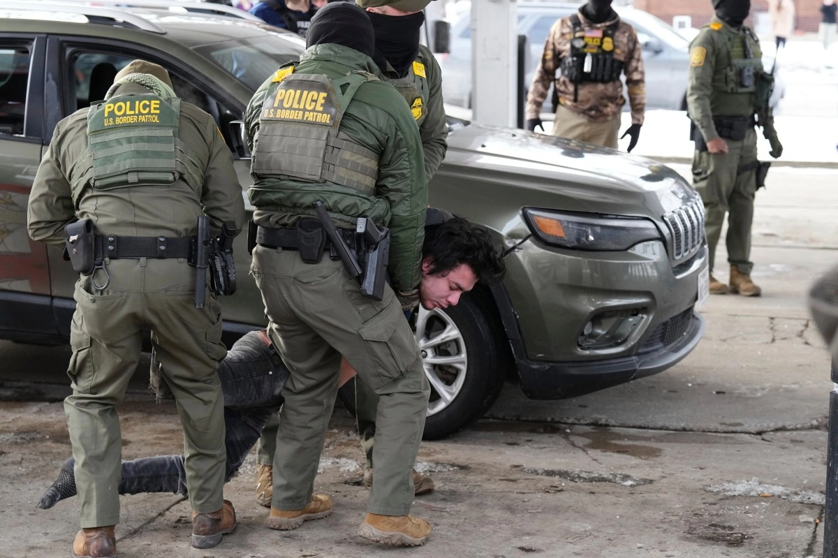 Hombre es brutalmente detenido por ICE en Minnesota