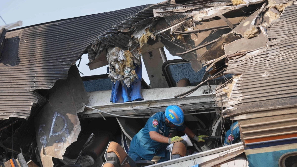 Al menos 32 muertos por la cada de una enorme gra sobre tren de pasajeros en Tailandia