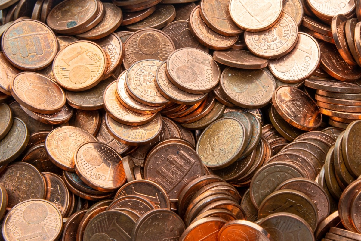 Padre tira 80000 centavos en el jardn como pago de manutencin el final te sorprender