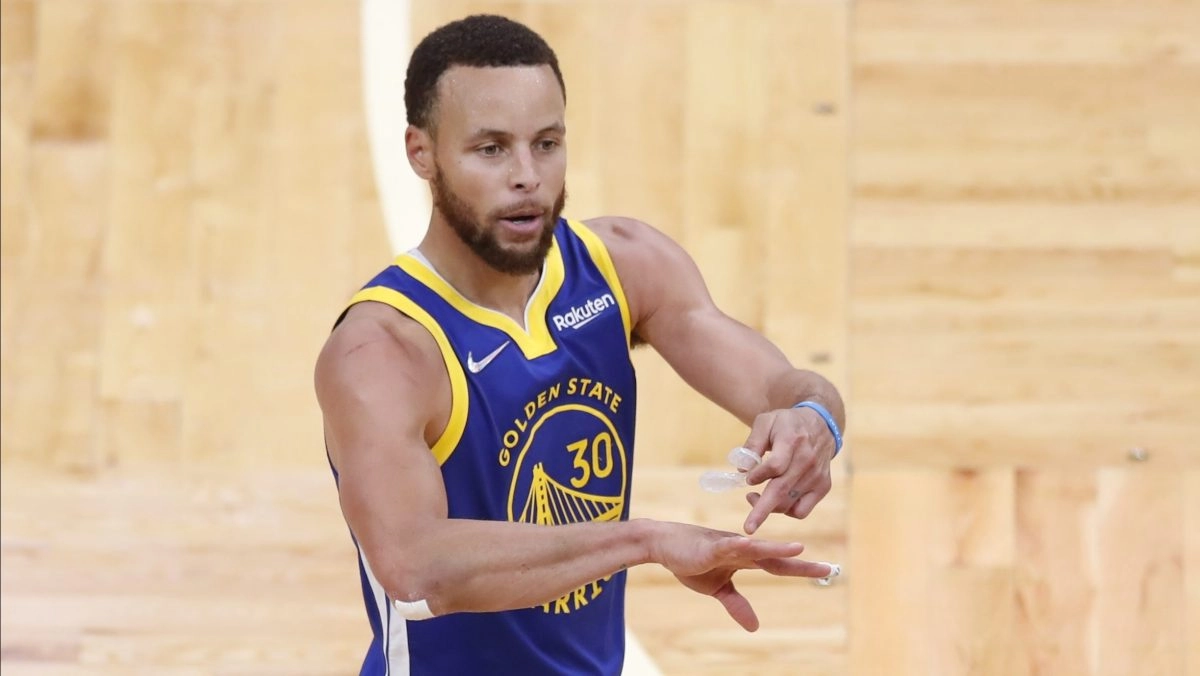 Camiseta de Stephen Curry en Finales NBA fue vendida en 245 millones de dlares