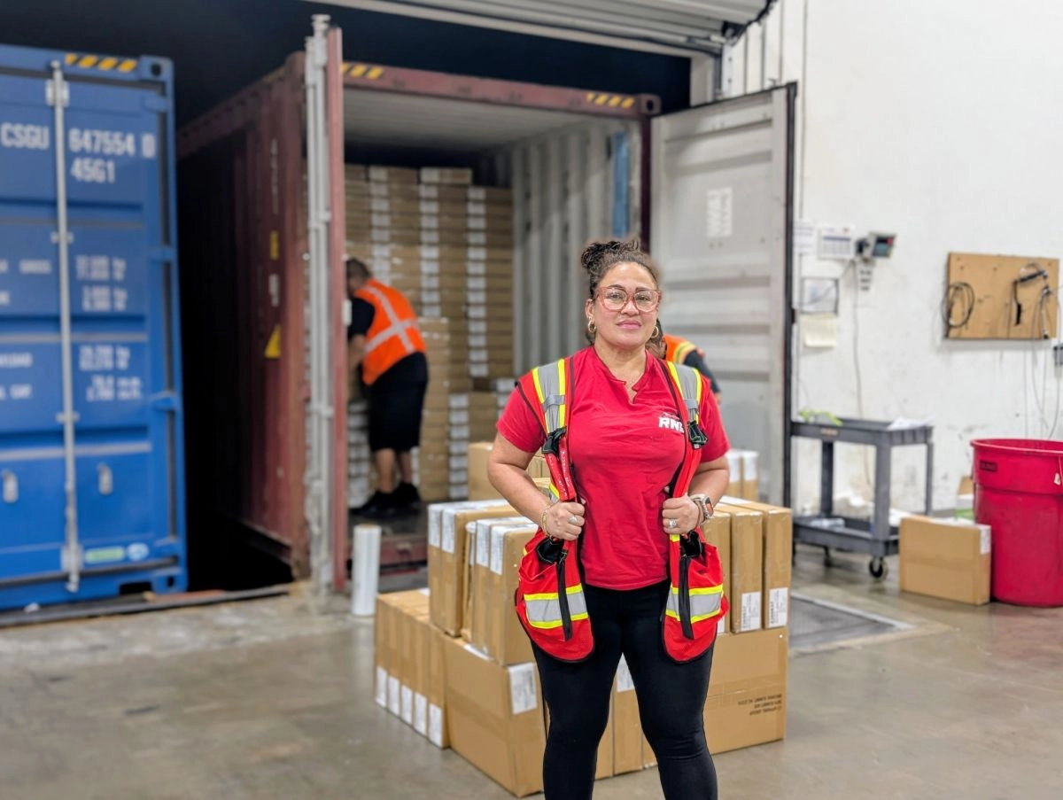 Una latina abre brecha en la descarga de contenedores