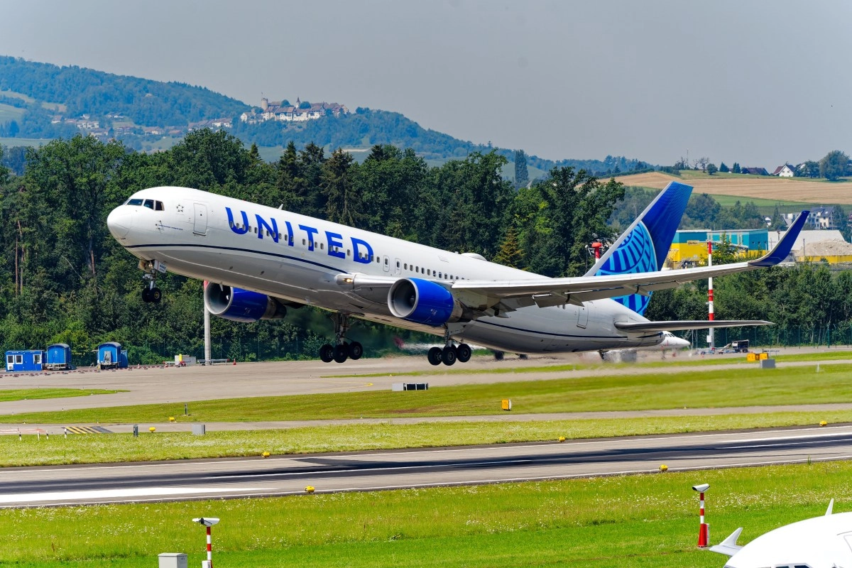 Rueda de avin de United se desprende durante aterrizaje forzoso en Orlando
