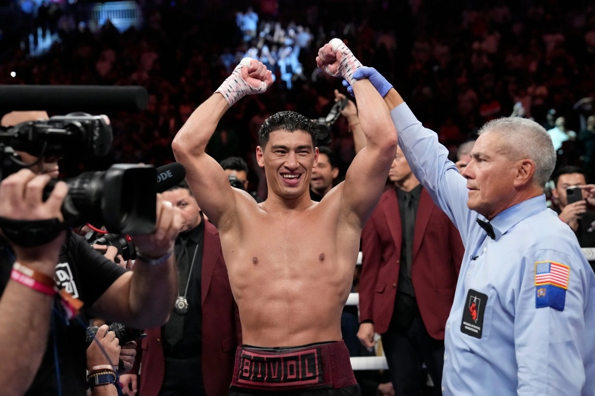 Dmitry Bivol regresa al ruedo exponiendo uno de sus ttulos