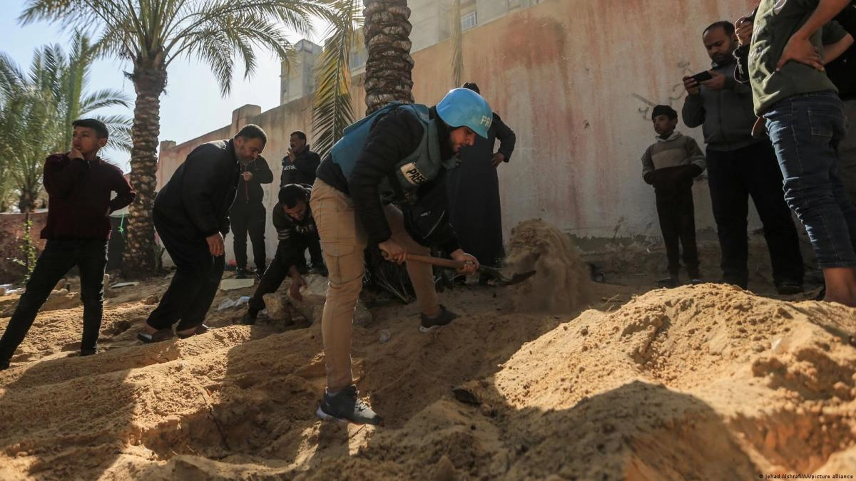 Israel registra cementerio de Gaza buscando restos de rehn