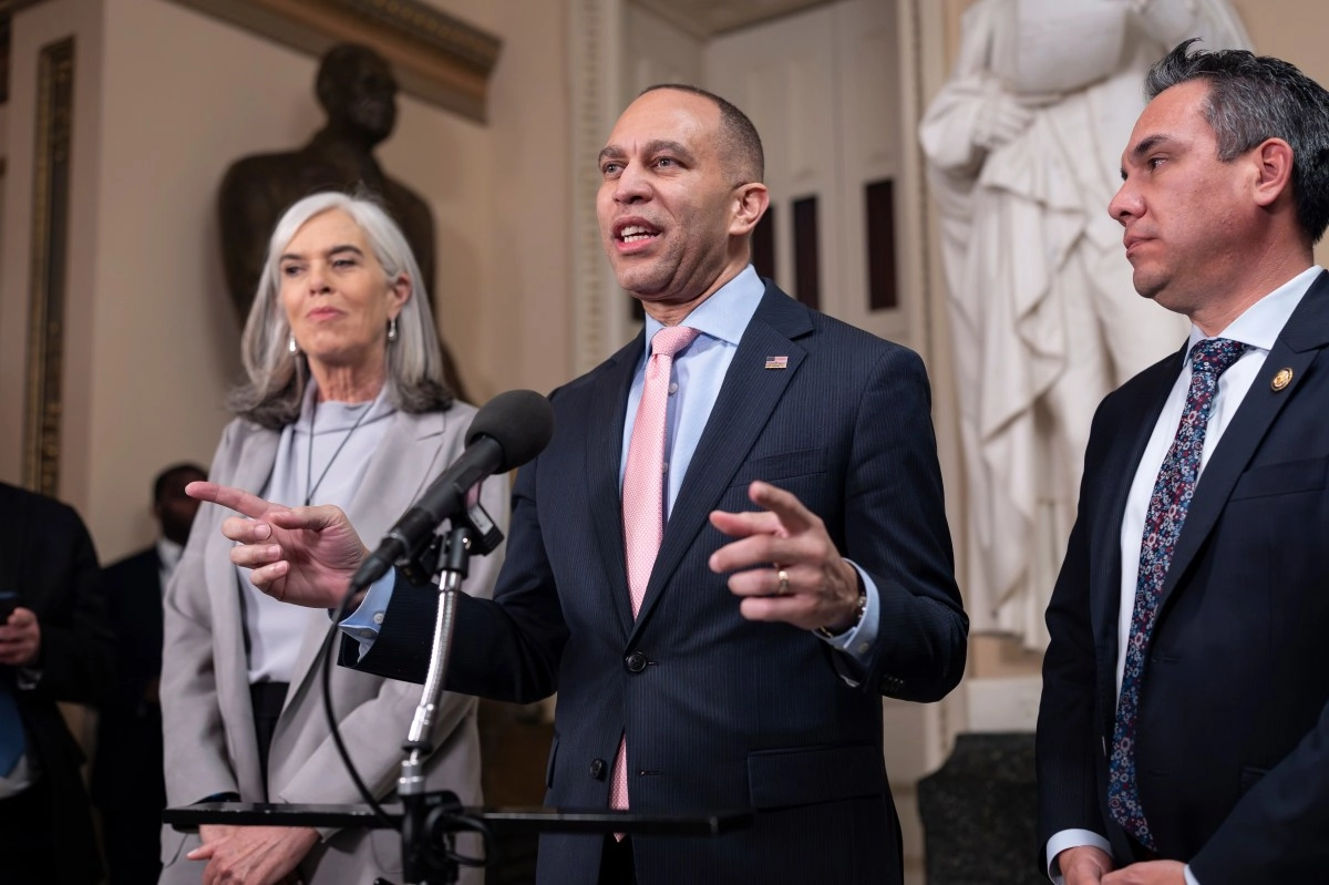 Demcratas toman ventaja rumbo a elecciones intermedias ante desgaste del gobierno de Trump Bloomberg