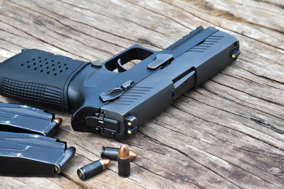 Nia se dispara en la cabeza con un arma sin seguro en Michigan un hombre enfrenta seis cargos