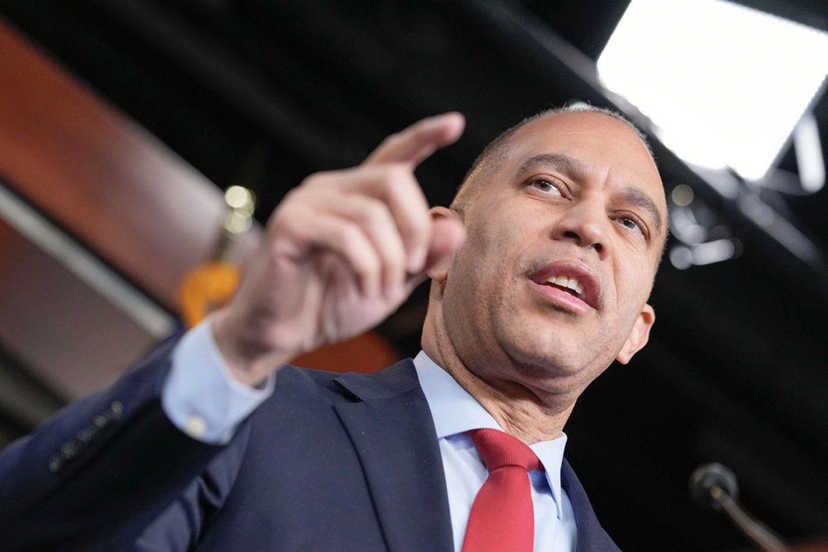 Hakeem Jeffries calls Donald Trump unhinged scoundrel and demands investigation for racism