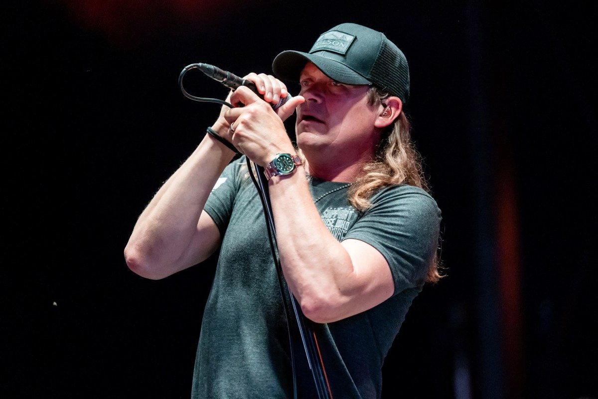 Goodbye to a rock voice Brad Arnold leader of 3 Doors Down dies at 47 years old