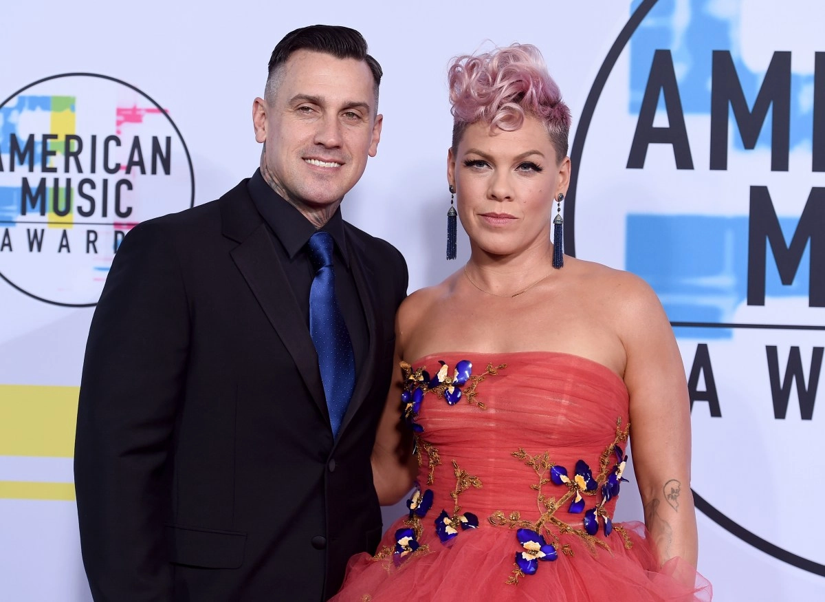 Pink denies that she and her husband Carey Hart are in the divorce process
