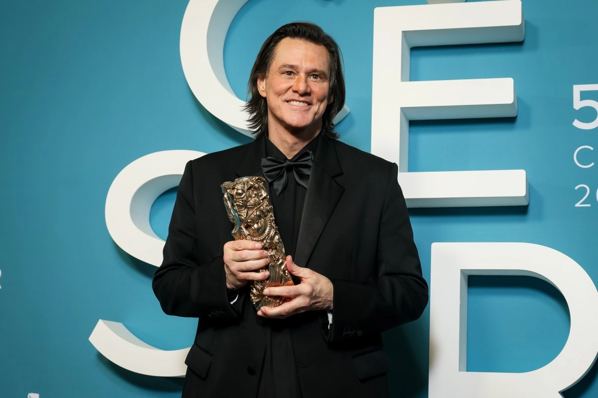 Jim Carrey delivers emotional speech in French receiving Csar award