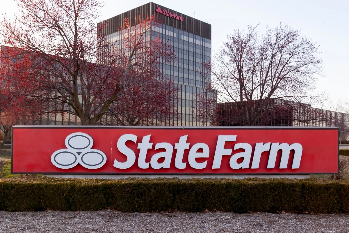 How much will State Farm pay in dividend to customers with auto insurance