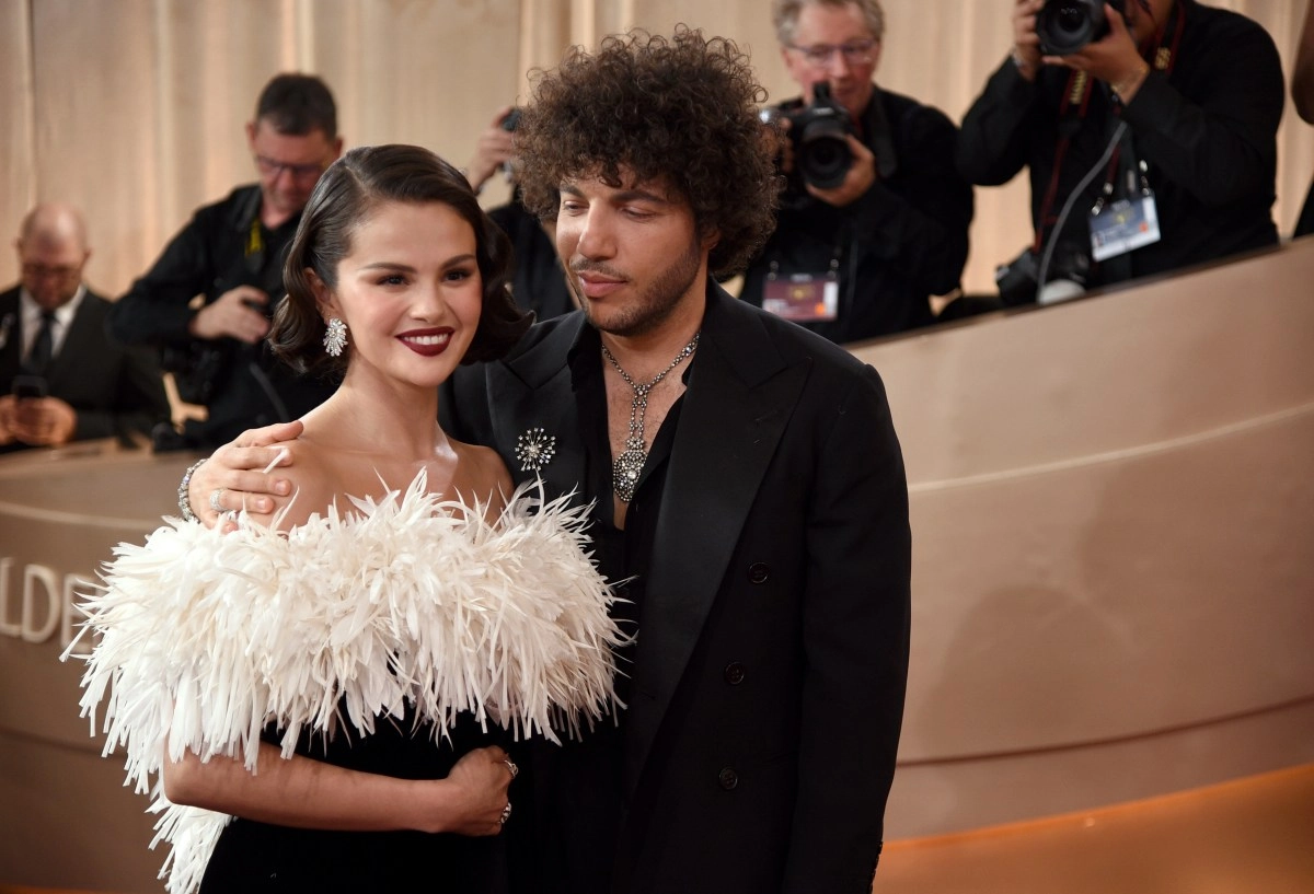 In the amid of hygiene controversy Selena Gomez reaffirms her love for Benny Blanco