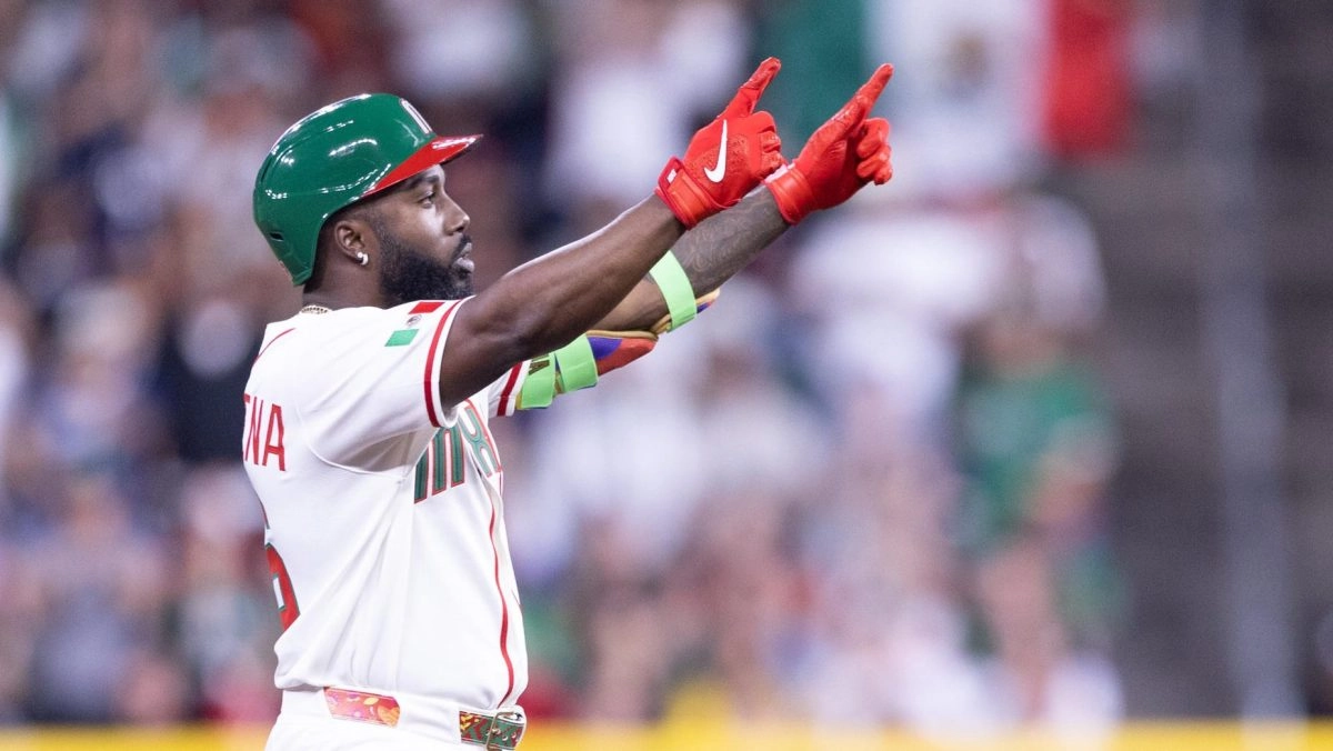 Randy Arozarena gives a strong response to Cal Raleigh after denying a greeting him