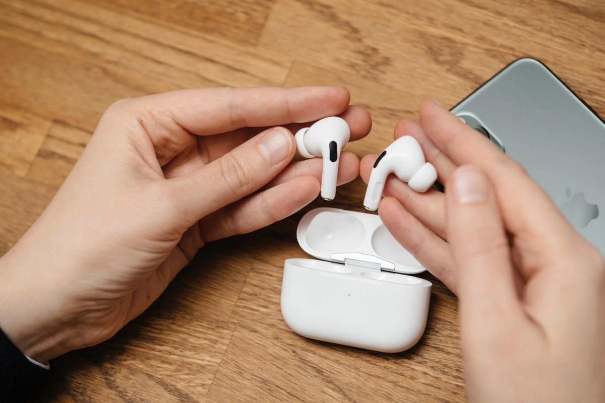 Why one of your wireless headphones discharges before the other