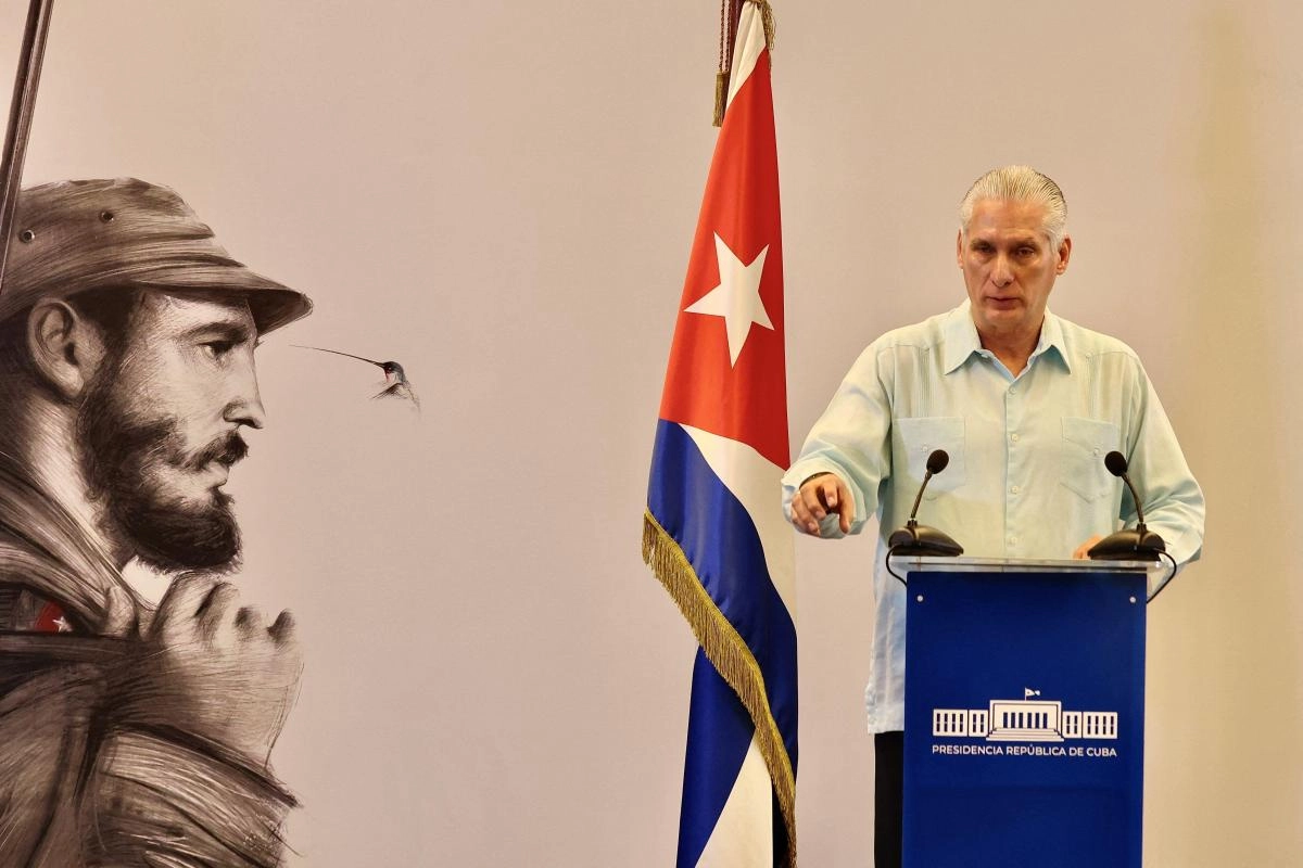 A group of protesters assaults a communist Party headquarters in the city of Morn Cuba