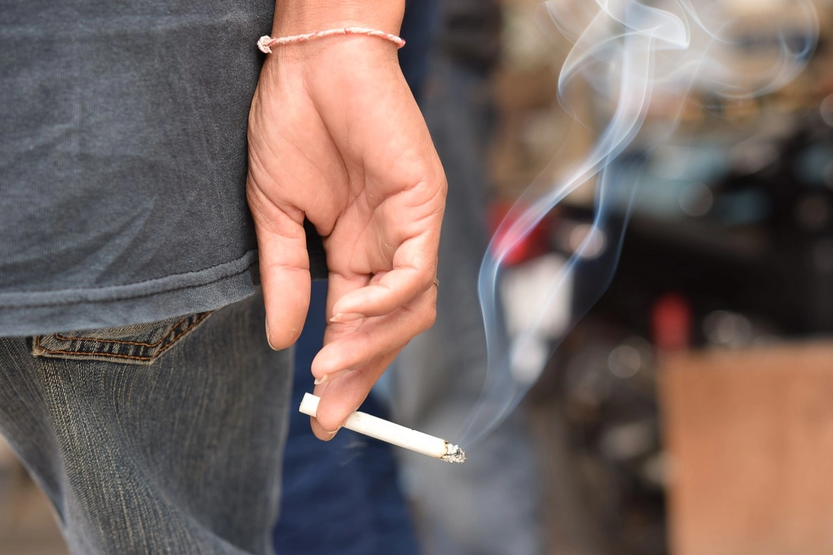 Is legal smoking outside a restaurant in Arizona This says the law