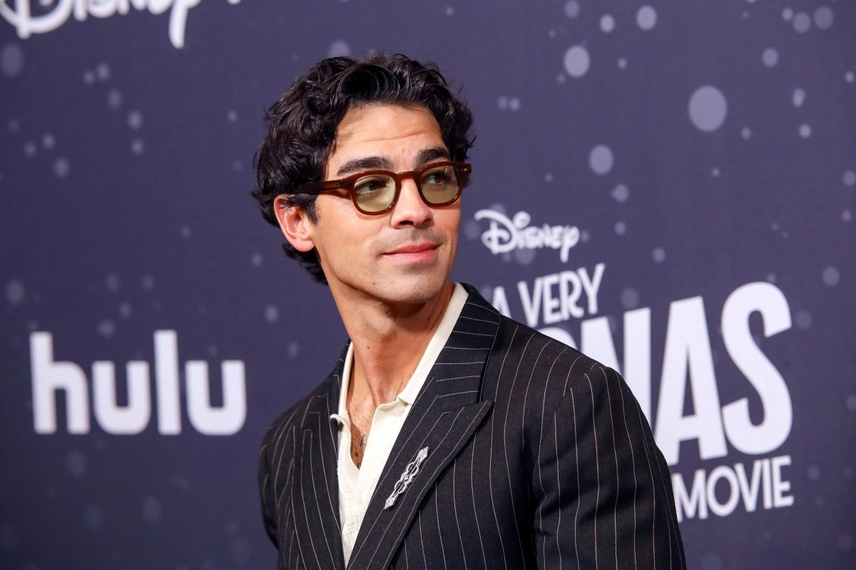 Joe Jonas and his girlfriend Tatiana Gabriela kiss passionately in Miami