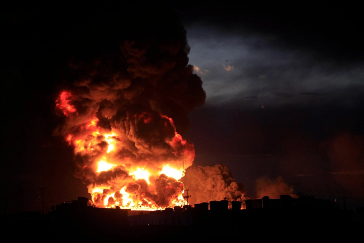 Explosion at Valero refinery in Texas cause massive fire and confinement alert