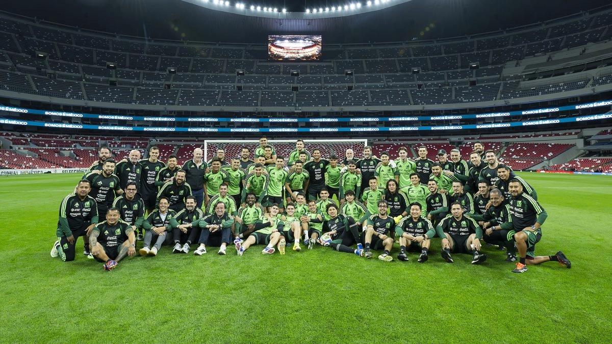 Mexicos selected take their eyeball in the renovated Azteca Stadium