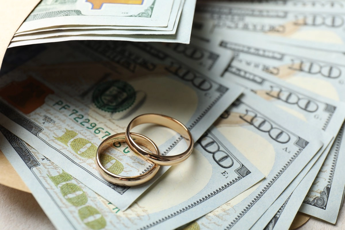 The zodiac signs that look for couples with money to get married