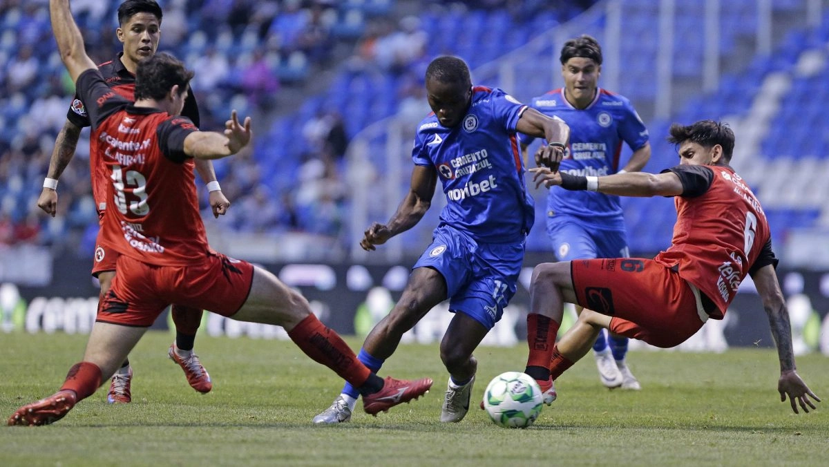 In Cruz Azul they request the cessation of Larcamn by adding the eighth game without winning 11 with Xolos