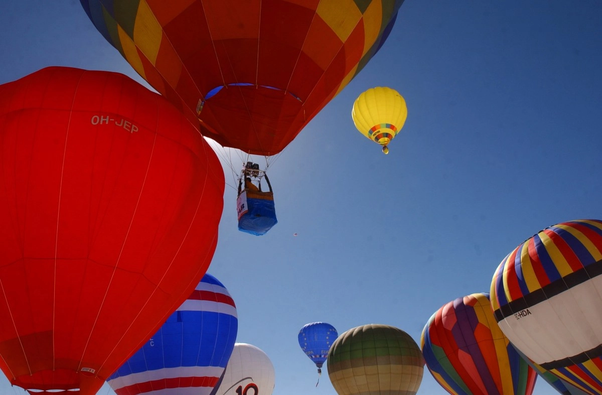 Hot air balloon makes emergency land in the yard of a house in Riverside