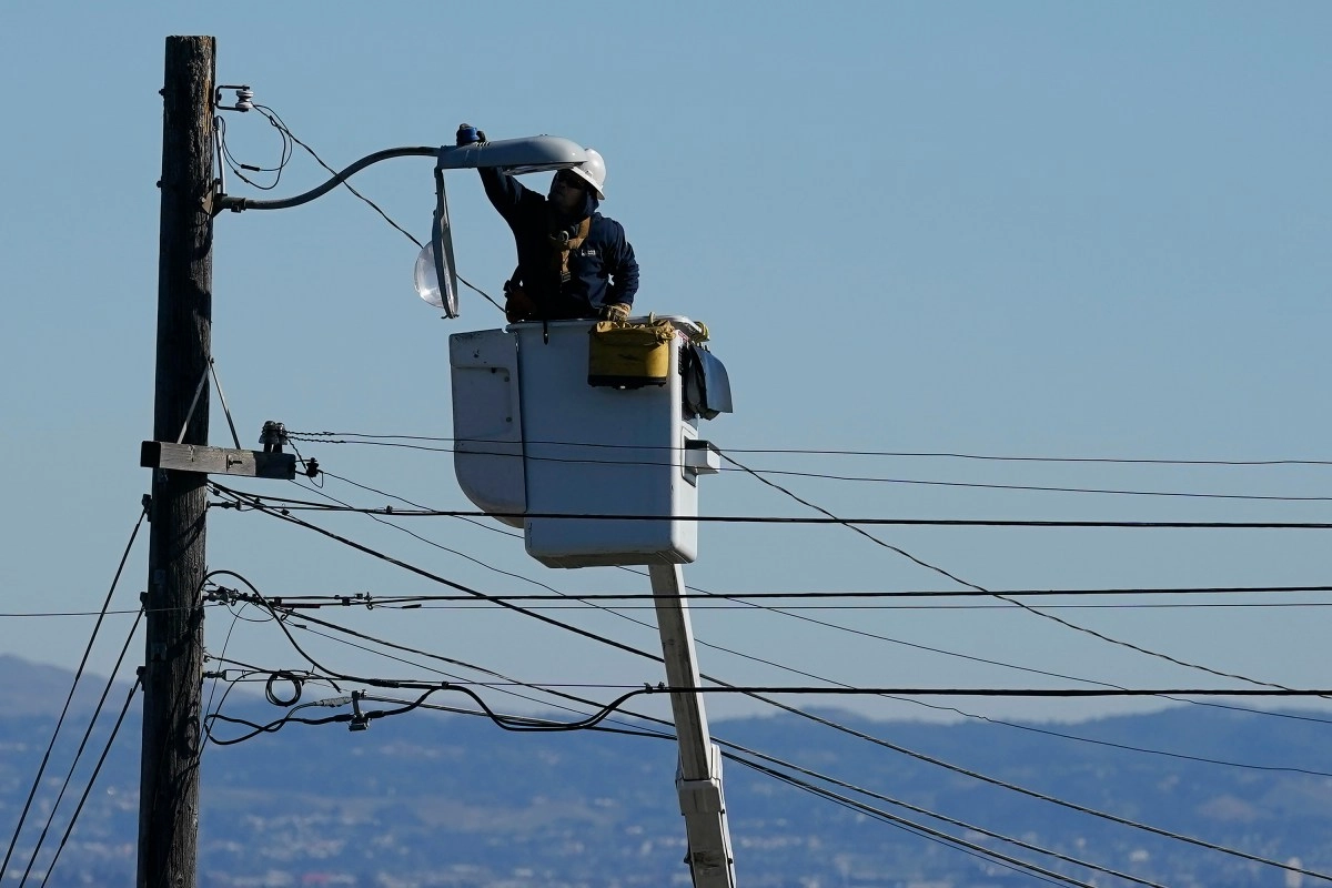 Los Angeles Voters Will Decide on Renovating 200000 Streetlights