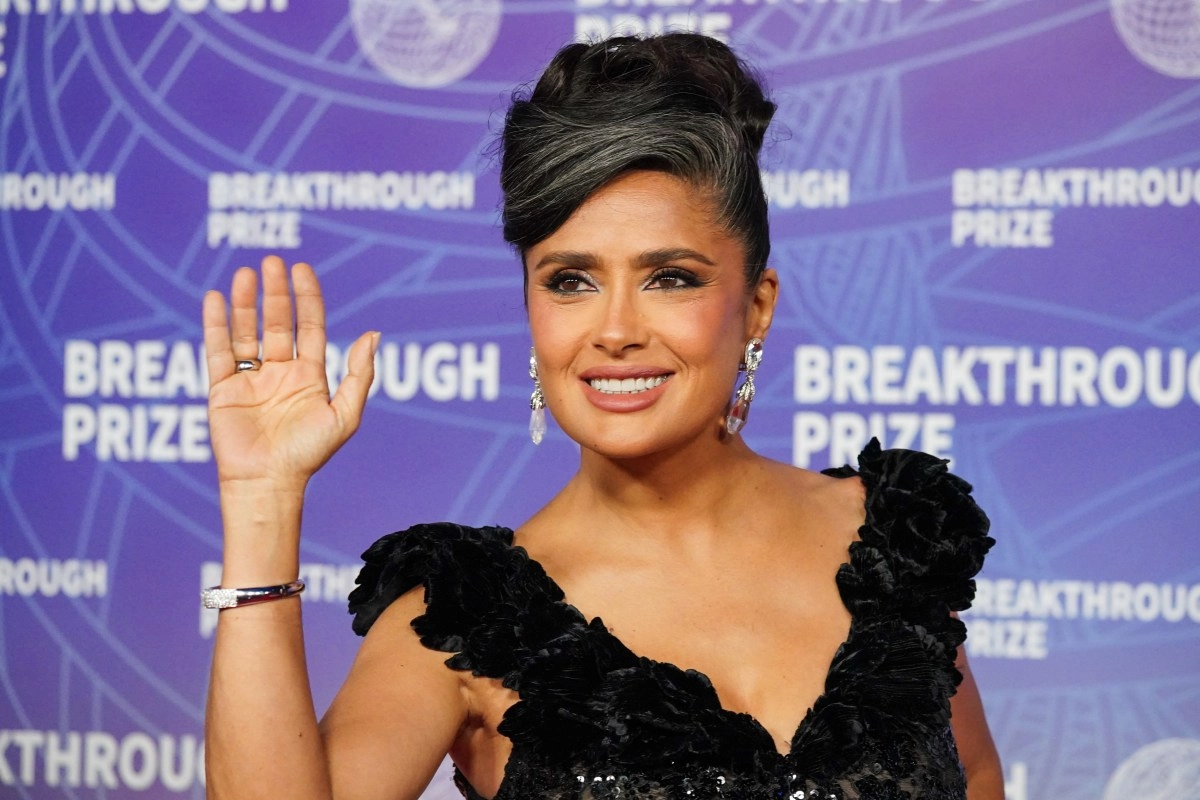 Salma Hayek surprises by proudly wearing her gray hair at an event