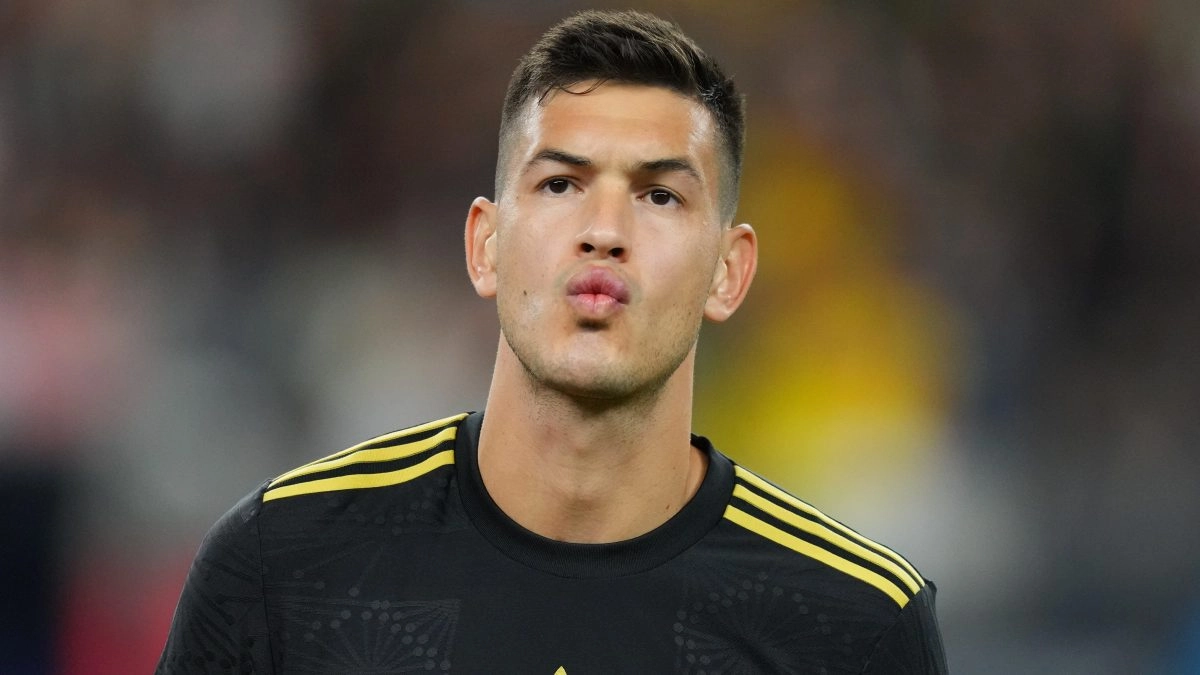 The Mexico team sets its alarms with injury to Csar Montes