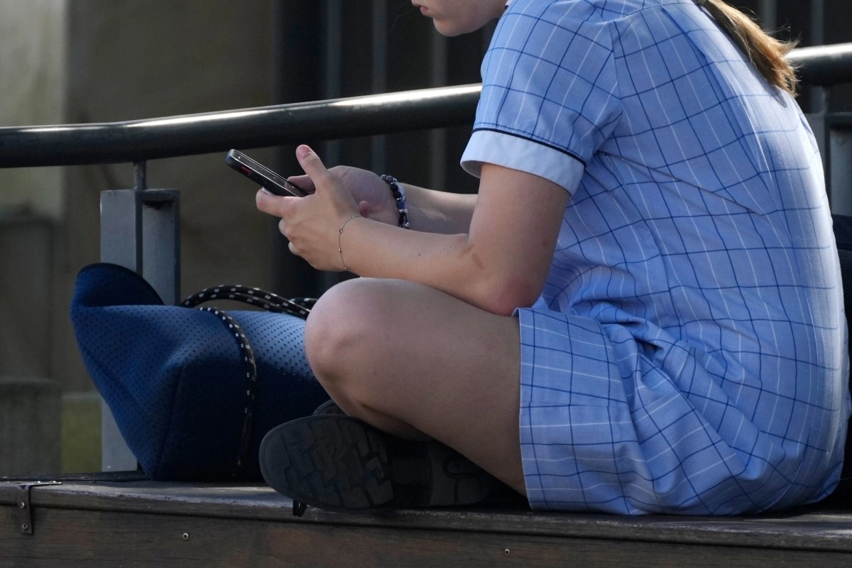 Bill social networks without access for minors 16 years old in California