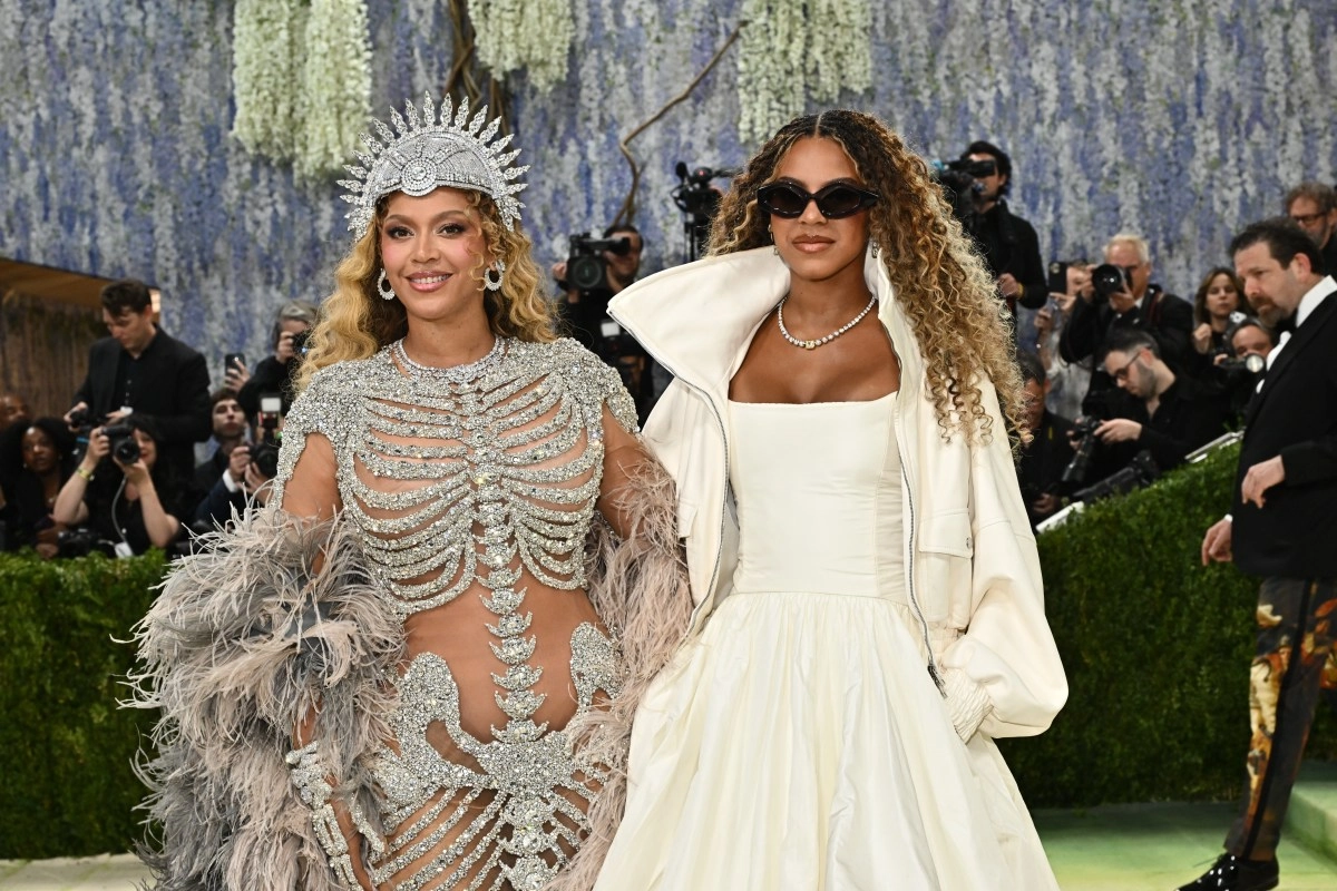 Exception at the Met Gala Beyonc attends with Blue Ivy and opens debate on social networks