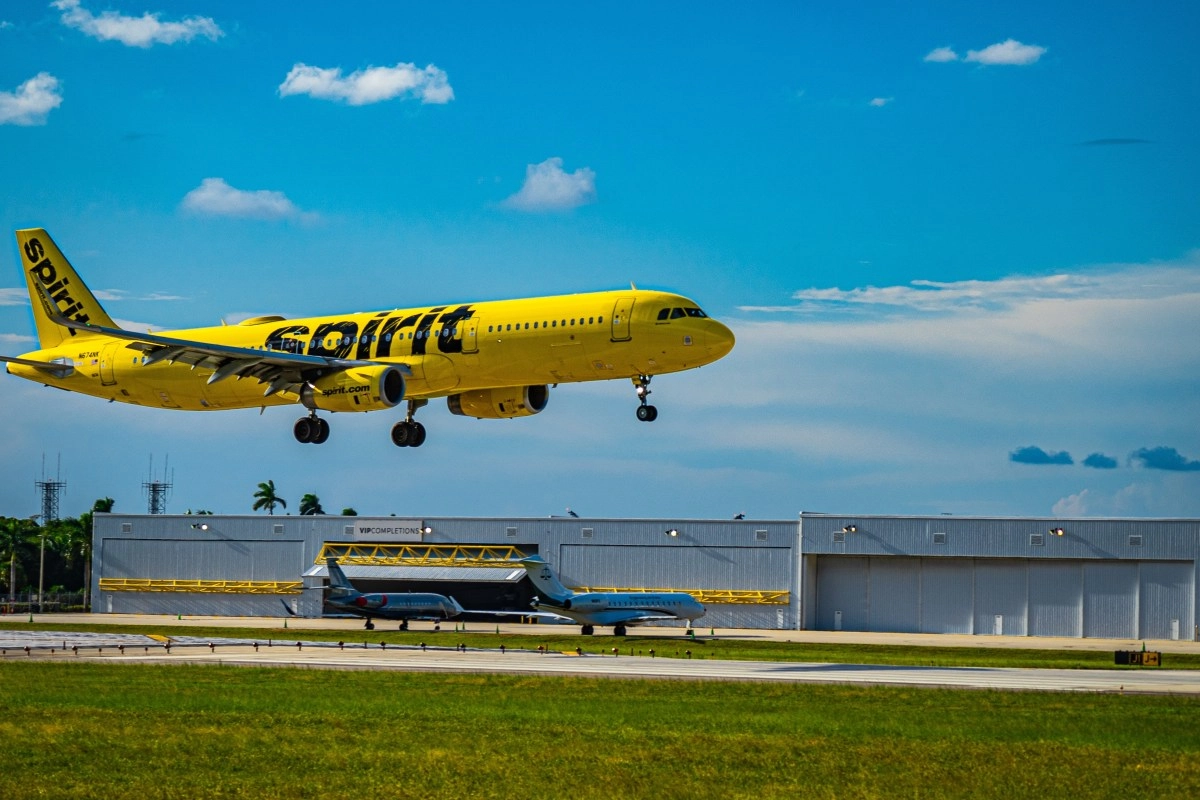 To whom Spirit Airlines issues the first refunds after its closure