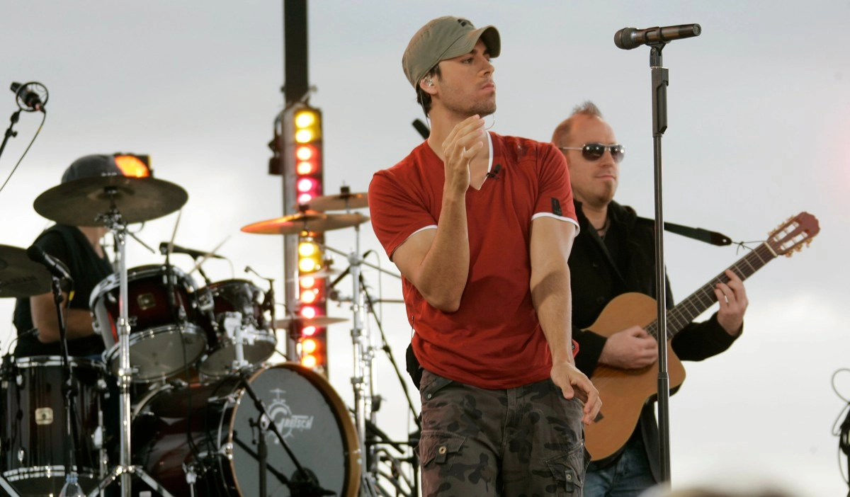 Enrique Iglesias stars in unexpected kiss with a fan