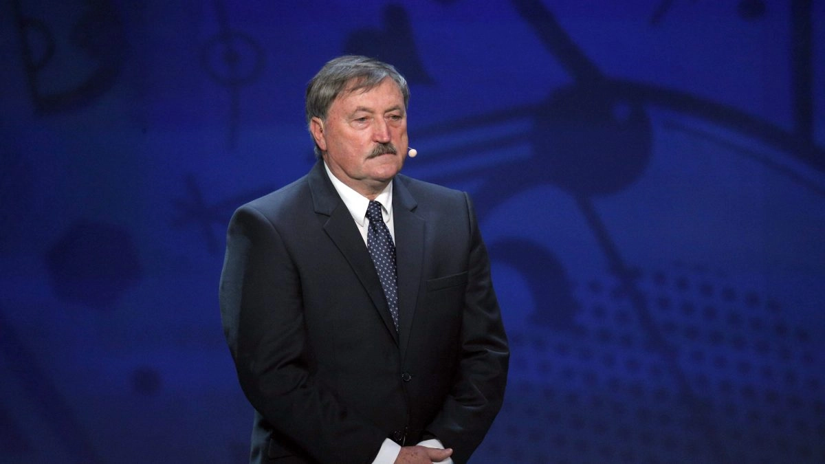 Panenka relives in a friendly match the penalty shot that popularized in the 70s and which bears his last name